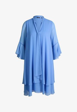 Hellblaues, fließendes Kleid mit gestuftem Saum, 3/4 Glockenärmeln und V-Ausschnitt mit angebrachtem Halsbanddetail.