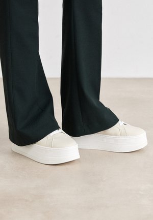 PLATFORM TRIANGLE - Sneakersy niskie