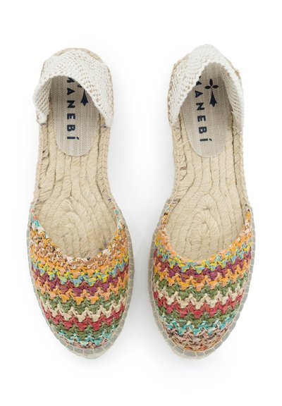 Espadrillas colorate intrecciate con una tomaia in paglia multicolore a righe, rifiniture in tela beige e suole in juta testurizzata.
