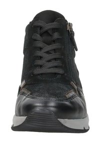 Zwarte sneaker met een leren en suède bovenwerk, vetersluiting aan de voorkant, zijrits en een getextureerde rubberen zool. Geaccentueerd met bruine stiksels.