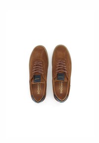 Sneakers in suede marrone con punta tonda, superficie texturizzata e accenti sul tallone in blu navy a contrasto. Presentano una chiusura con lacci e un logo sulla linguetta.