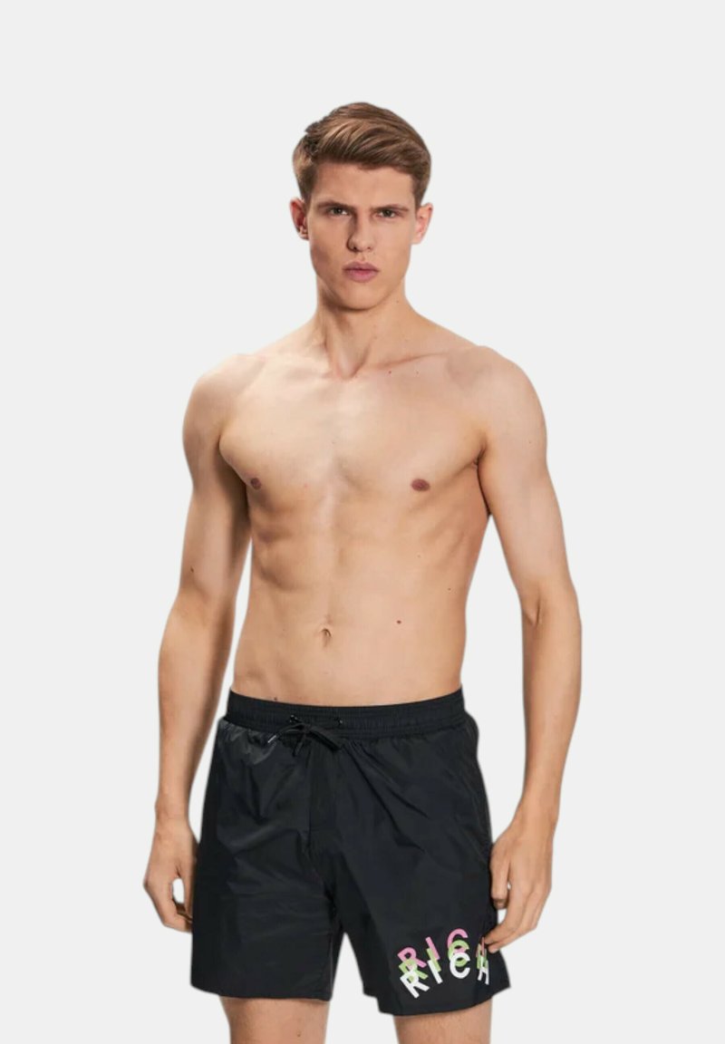 Pantaloni da bagno neri con cintura regolabile, caratterizzati da lettering multicolore "RICH" come accento. Il materiale sembra leggero e morbido.