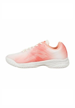 Zapato deportivo ligero con un diseño degradado, que transita de blanco a rosa, con una parte superior texturizada y suela blanca con patrón de agarre.