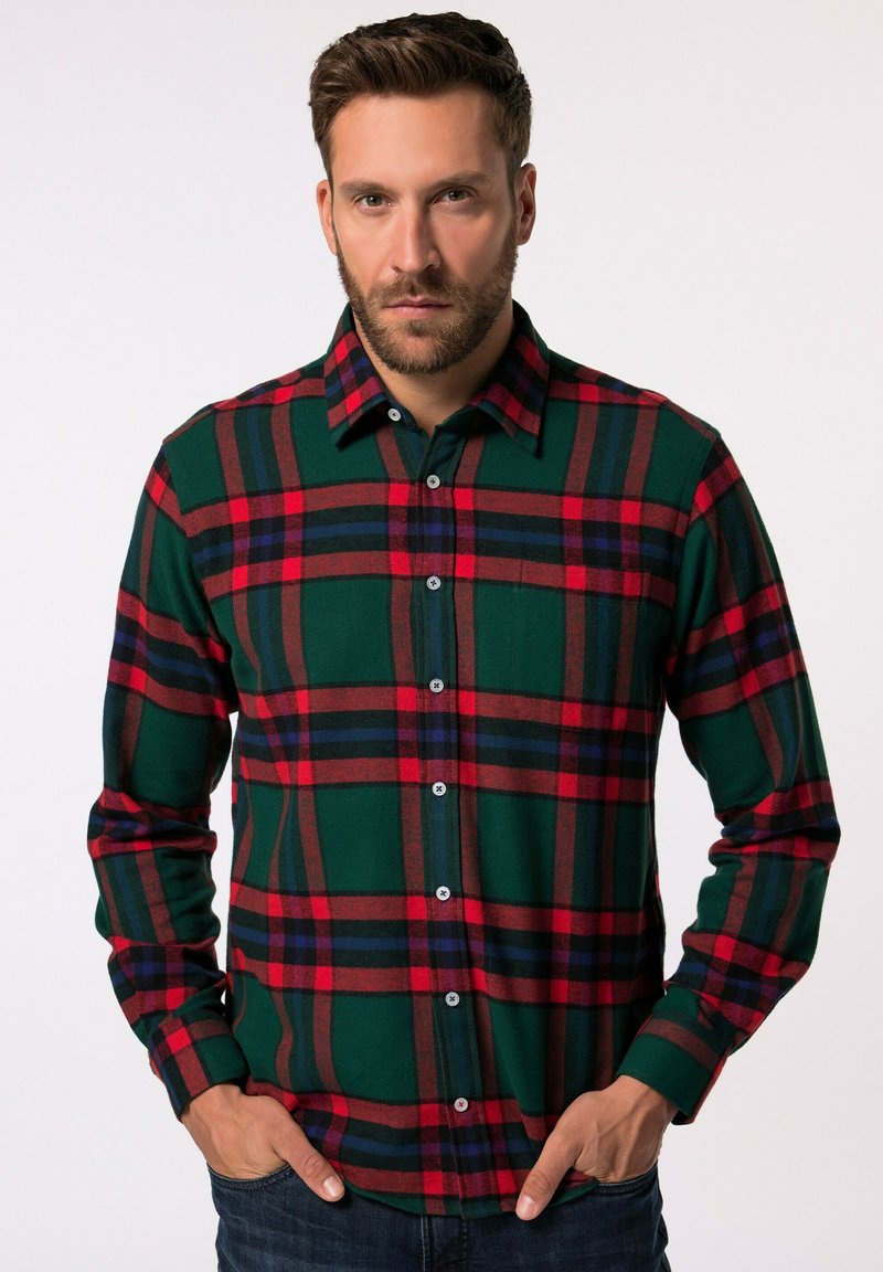 Groene flanellen overhemd met een rood en zwart geruit patroon. Heeft een kraag, knoopsluiting en lange mouwen. Geverfde stof.
