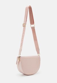 Rosa läderväska med axelrem, böjd form, präglat logotypmönster och justerbar rem med varumärkets namn i matchande färg. Guldmetallbeslag.