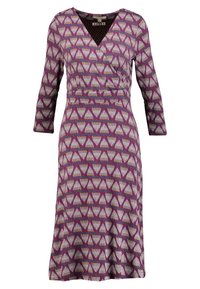 Vestido morado con escote en V y mangas 3/4, que presenta un patrón geométrico de triángulos y velas. Tejido suave con cintura ajustada.