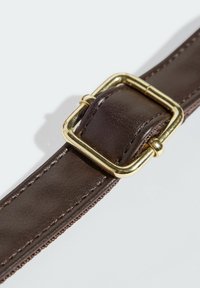 Cintura in pelle marrone con fibbia rettangolare in metallo color oro e dettagli di cucitura fine lungo i bordi. Texture liscia, design resistente.