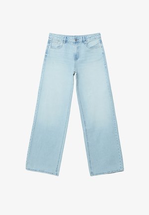 Jeans larghi in denim azzurro chiaro con vestibilità rilassata, caratterizzati da un design a cinque tasche, dettagli in metallo argentato e cuciture visibili.