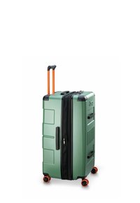 Valigia rigida verde con accenti neri, doppio manico telescopico arancione, quattro ruote girevoli arancioni e chiusura a zip.