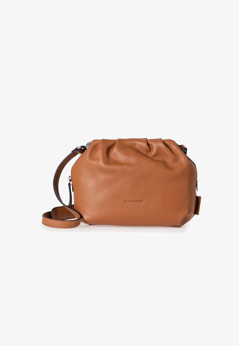 Leren crossbody tas in tan, met een verzamelde bovenkant, een verstelbare schouderband en een gladde textuur met subtiele merkinformatie.