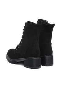 Botine negre din suede, cu vârful rotund, sistem de închidere cu șireturi și toc din cauciuc gros. Au o textură netedă și o talpă robustă pentru aderență.