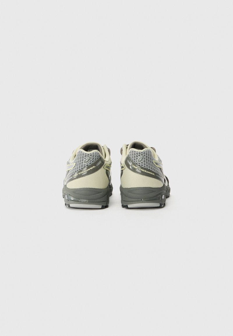 Herensportschoenen met een flexibele mesh bovenkant, in beige en grijstinten. Beschikt over een gevoerde zool en een minimalistisch ontwerp.