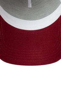 Rote Kappe mit gebogenem Schirm, mit einem grauen Stoffoberteil und weißen Nähten. Flacher Schirm, atmungsaktives Mesh-Design und Belüftungsöffnungen.