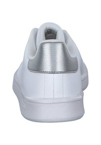 Sneakers bianchi con tomaia in pelle liscia e dettaglio argentato testurizzato sul tallone. Presentano un colletto imbottito e una suola in gomma resistente.