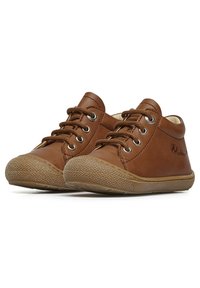 Scarpe alte in pelle marrone con punta rotonda, suola in gomma texturizzata, occhielli metallici e lacci. Presenta un logo discreto sul lato.