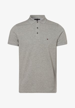 Polo grigio con una texture morbida, patta con tre bottoni e un piccolo emblema sul lato sinistro. Maniche corte e vestibilità standard.