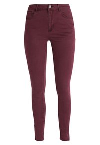Vaqueros skinny burdeos de mezclilla, con un diseño clásico de cinco bolsillos y cierre frontal con botón. Textura suave con un desvanecimiento mínimo.