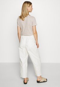 Levi's® UTILITY PLEATED BALLOON - Bukser - crisp tofu