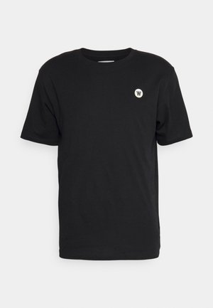 Sort bomuld t-shirt med rund hals, korte ærmer og et lille hvidt logo på brystet. Blød tekstur og afslappet pasform.