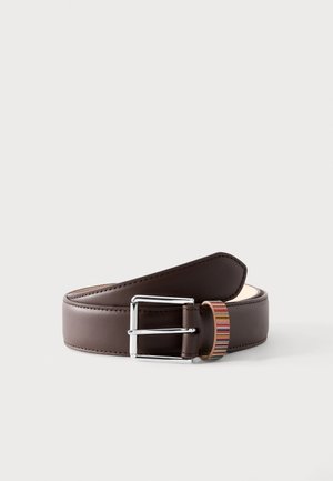 Ceinture en cuir marron foncé avec boucle rectangulaire argentée et passant rayé, roulée sur un fond clair uni.