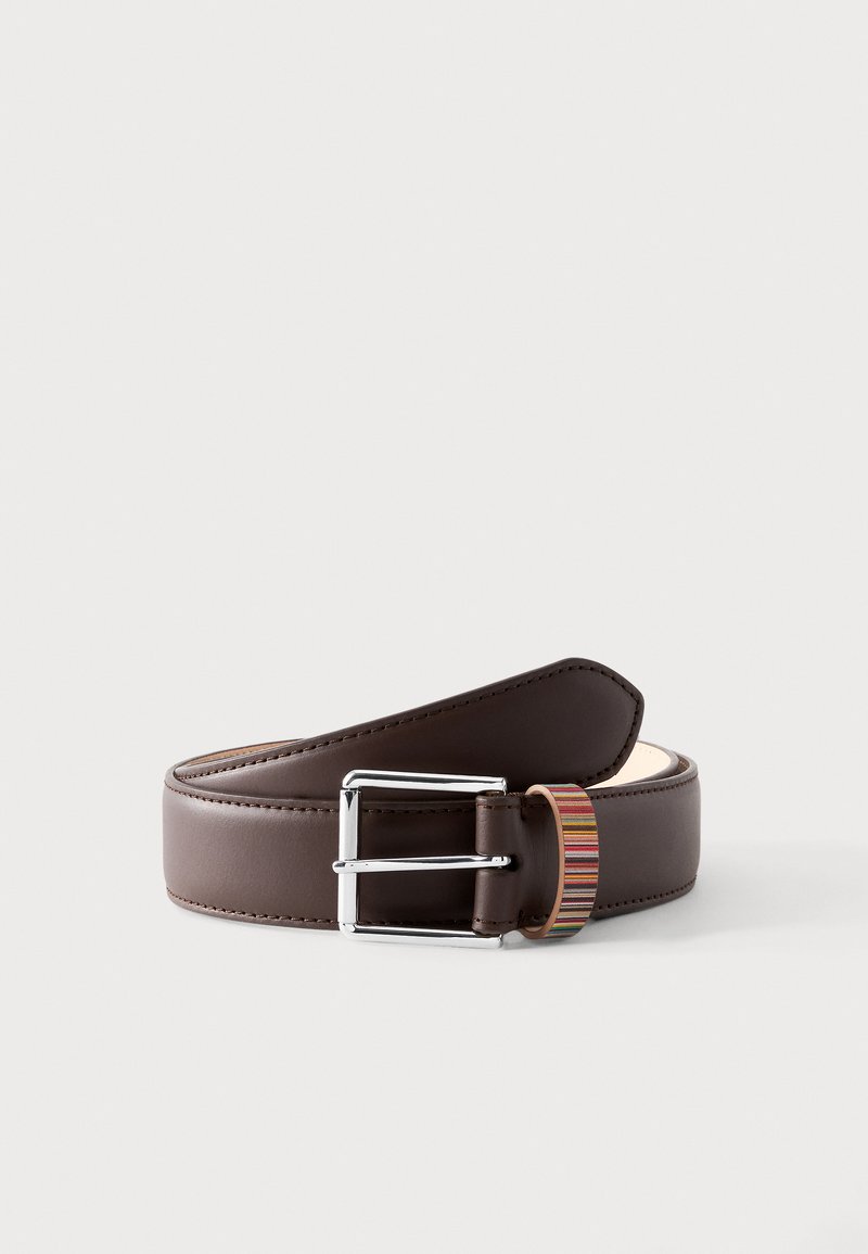 Ceinture en cuir marron foncé avec boucle rectangulaire argentée et passant rayé, roulée sur un fond clair uni.