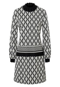 Vestito a fantasia bianco e nero con design geometrico, maniche lunghe, colletto a costine e fascia a righe in vita. Il tessuto sembra essere texturizzato.