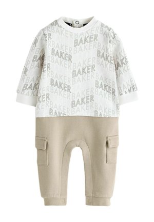 Tutina per neonato a maniche lunghe con parte superiore bianca con stampa ripetuta "BAKER" e parte inferiore beige con tasche laterali e bottoni automatici ai polsini.