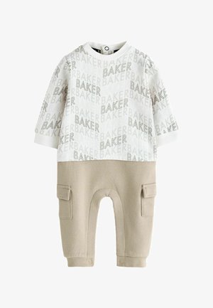 Babypakje met lange mouwen, witte bovenkant met herhaald "BAKER"-print en beige onderkant met zijzakken en drukknoopjes aan de manchetten.