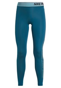 Leggings azzurri traspiranti con design aderente, dotati di una vita nera con l'etichetta "NIKE PRO" e un motivo a rete lungo i lati.