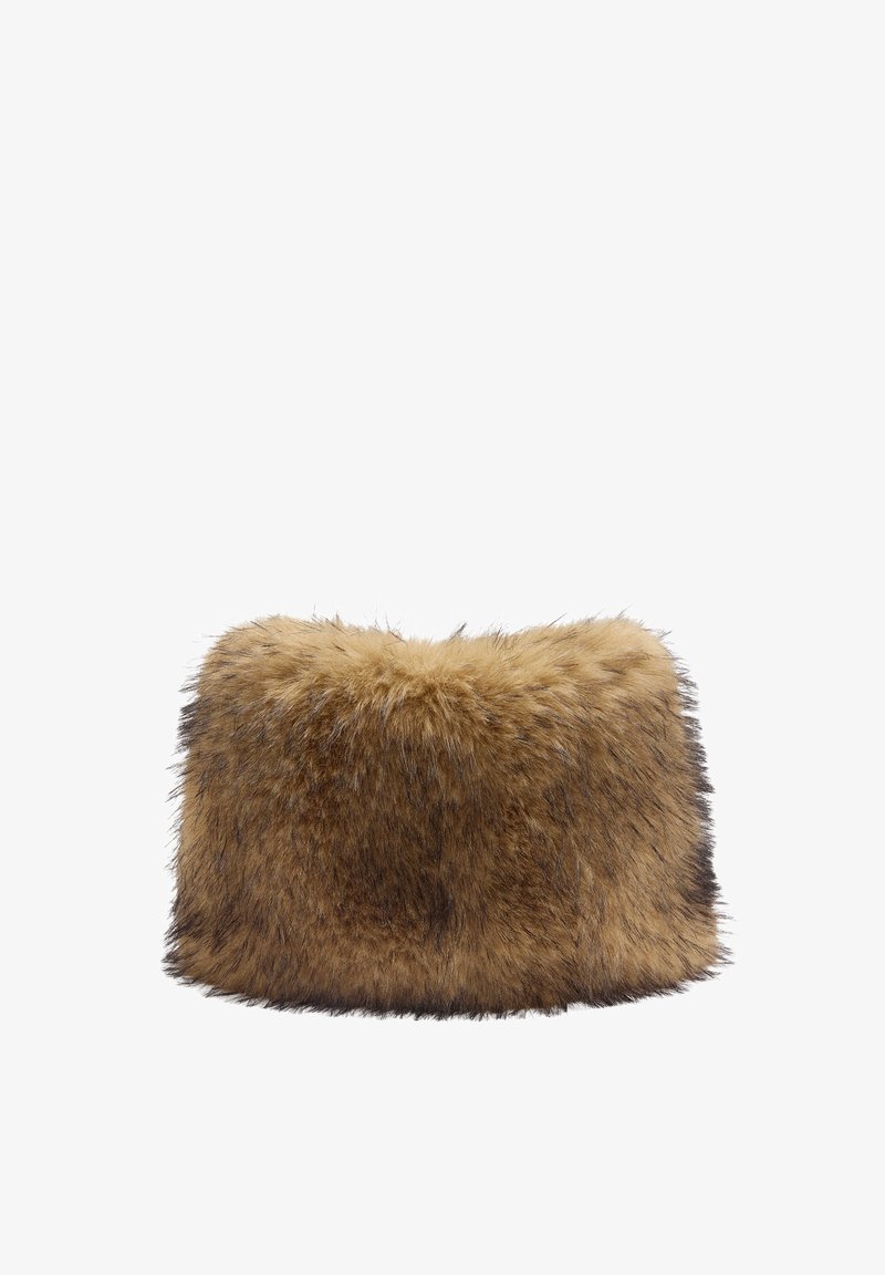 Kopertówka z futerka sztucznego w brązowych odcieniach o prostokątnym kształcie. Miękka faktura z dłuższymi włóknami i ciemniejszymi akcentami na krawędziach.