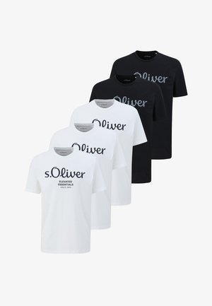 Fem s.Oliver t-shirts med korte ærmer og rund hals i sort og hvid med teksten "s.Oliver Elevated Essentials Since 1969" trykt på fronten.