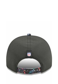 Schwarze Snapback-Cap aus perforiertem Stoff mit einem mehrfarbigen Spritzmuster-Gurt und NFL-Logo-Patch auf der Rückseite.