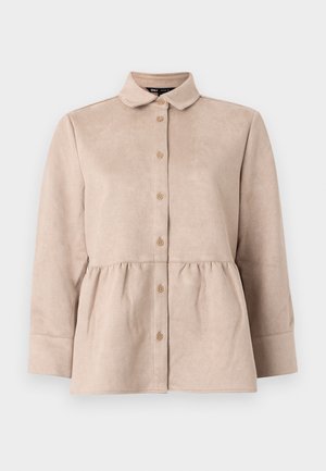 Beige semsket skjorte med krage, knappelukking foran og peplumliv. Har lange ermer og glatt tekstur med små knapper.