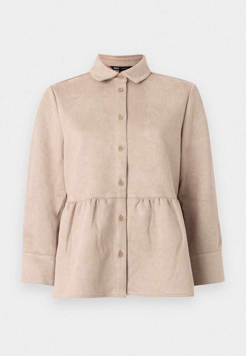 Beige Wildlederhemd mit Kragen, durchgängigem Knopfverschluss und Peplum-Taille. Verfügt über lange Ärmel und eine glatte Textur mit kleinen Knöpfen.