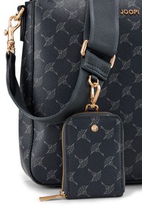 Borsa a mano blu navy con motivo geometrico in rilievo, dettagli in metallo dorato e una pochette con zip staccabile. Materiale sintetico testurizzato.