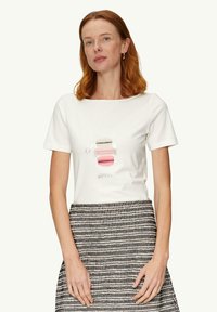 - T-shirt z nadrukiem