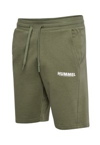 Pantalones cortos de algodón verde oliva con cinturilla elástica, cordón ajustable y bolsillos laterales. Presenta el logotipo blanco "HUMMEL" impreso en la parte delantera.