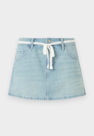 Lyseblå denim miniskørt med frontlommer, bæltestropper, knaplukning og et hvidt snørebælte bundet i taljen.