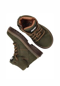 Groene leren enkelboots met bruine veters, rubberen zolen en een gevoerde schacht. Voorzien van stiksels en een logo op de tung.