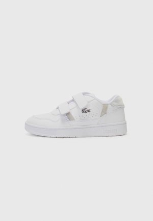 Baskets blanches de sport avec des sangles Velcro, en cuir et en daim, à bout rond, avec des détails perforés et un logo discret sur le côté.