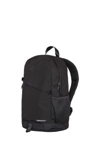 Sac à dos noir avec poche zippée à l'avant, poche latérale en mesh, bandoulière rembourrée, poignée supérieure et petite étiquette de marque en bas.