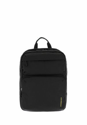 Schwarzer Rucksack aus strukturiertem Nylon, ausgestattet mit einem oberen Griff, zwei Reißverschlussfächern und einem gelben Logoakzent.