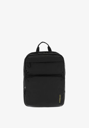 Zwarte rugzak gemaakt van gestructureerd nylon, met een handvat aan de bovenkant, twee openingen met rits en een gele logo-accent.