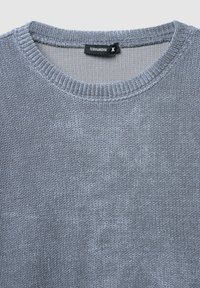 Maglione grigio lavorato a maglia con motivo a coste testurizzato. Presenta una scollatura tonda e un'etichetta con la scritta "Terranova X". Tessuto morbido di peso medio.