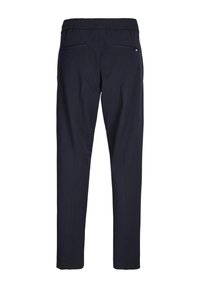 Pantalon bleu marine avec un motif rayé, taille élastique, deux poches arrières et coupe ajustée. Texture lisse et forme structurée.