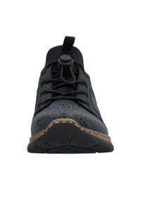 Schwarze Sneaker mit einer strukturierten Oberseite, die bedruckte Grafiken aufweist. Inklusive eines Schnürsystems, runder Zehenpartie und einer kontrastierenden Sohle mit strukturiertem Profil.