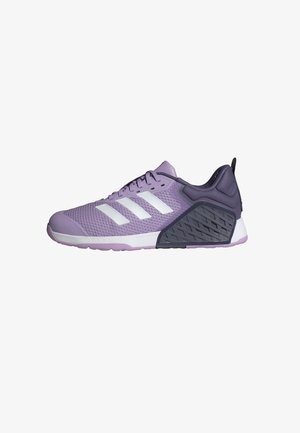 Chaussure de sport violette avec des bandes blanches, tige en mesh, maintien de talon noir et lacets, vue de côté sur fond blanc.