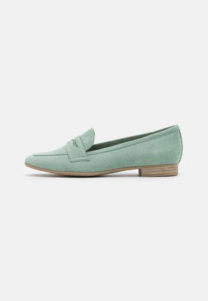 Mocassins en daim vert menthe avec un petit talon en bois, dotés d'une tige cousue et d'une silhouette plate. Texture lisse, détails minimalistes.