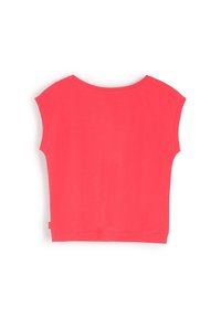 Koralowa bluzka z krótkim rękawem, okrągłym dekoltem, luźnym krojem, gładką strukturą i dolnym obszyciem na wysokości talii. Minimalistyczny design, brak widocznych wzorów.