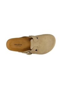 Sabot beige en daim à enfiler avec bride réglable à boucle et semelle intérieure souple marron étiquetée "wojas comfort", vu de dessus.